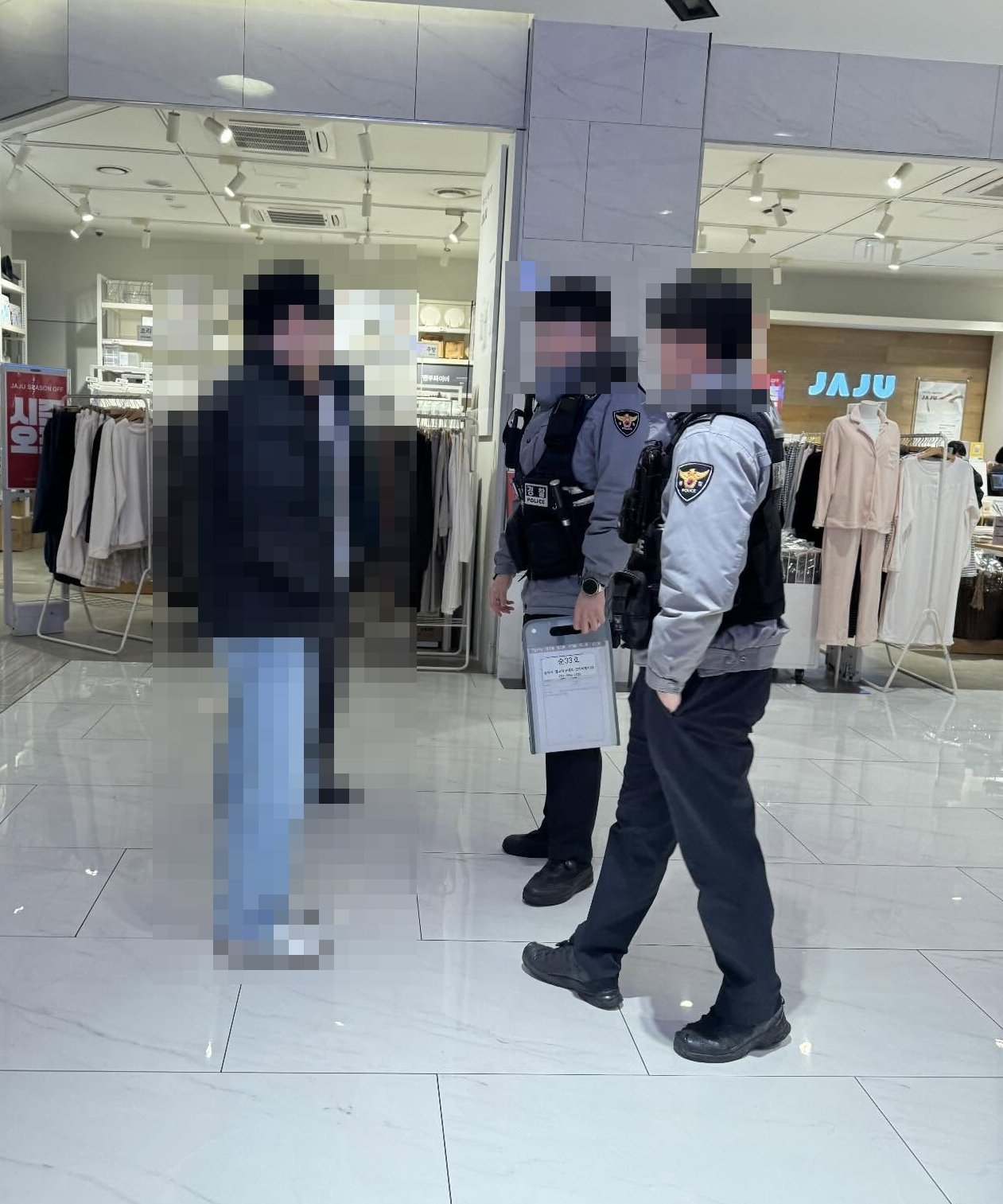 성추행 행각을 벌인 30대 남성이 경찰과 대치하고 있다. 스레드 갈무리