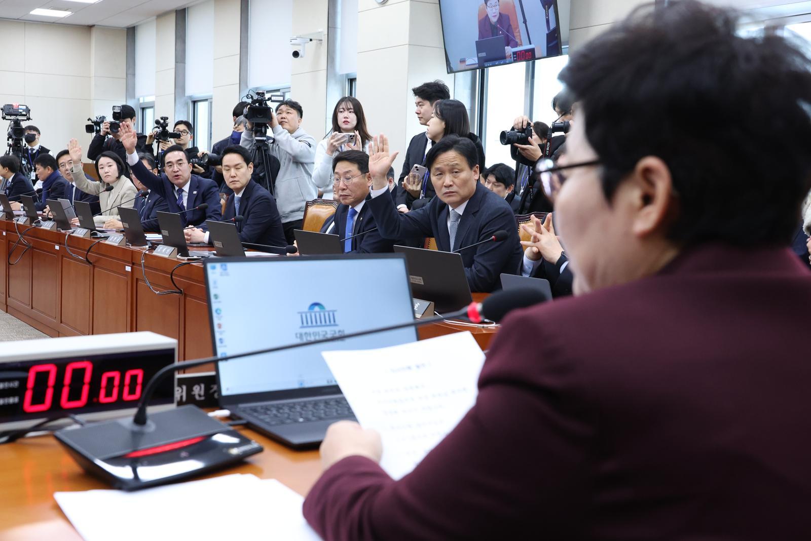 19일 서울 여의도 국회에서 열린 재정경제기획위원회 더불어민주당 의원들이 의사진행 발언을 요청하고 있다. 2026.1.19/뉴스1