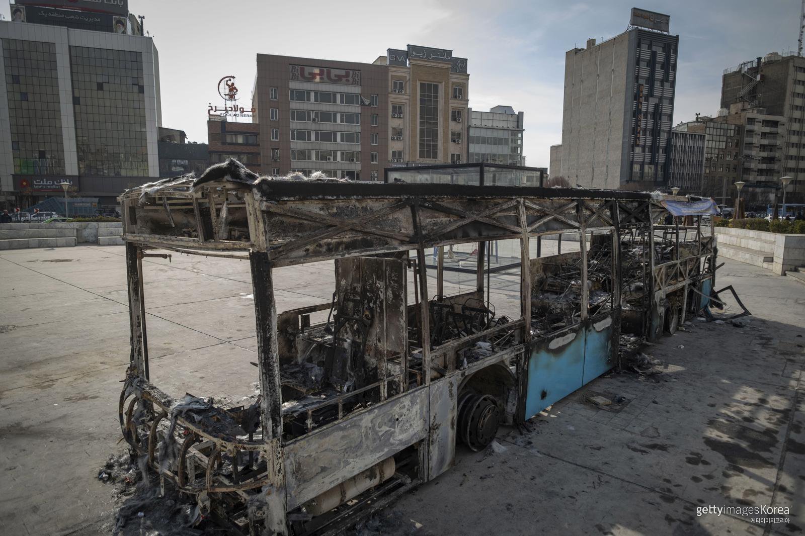 18일(현지 시간) 이란 테헤란 거리에 반정부 시위 도중 불에 탄 버스가 있다. ⓒ(GettyImages)/코리아
