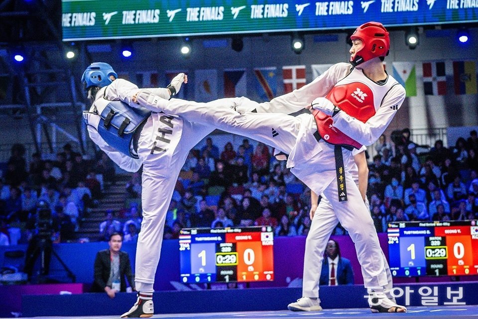 지난해 열린 태권도세계선수권에서 은메달을 따낸 성유현 선수(오른쪽). 세계태권도연맹 제공