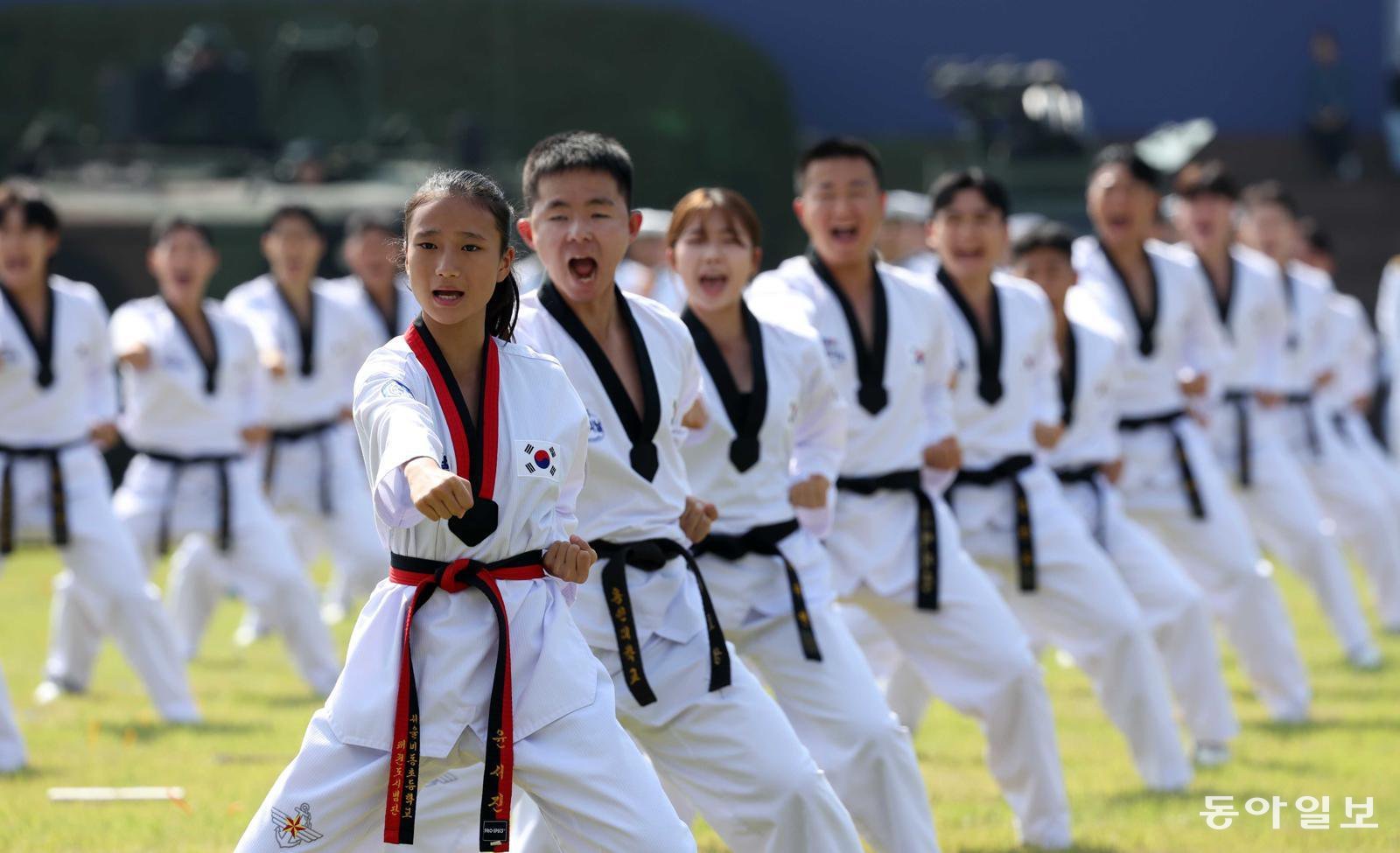국군 장병들이 지난해 충남 계룡대에서 열린 제77주년 국군의 날 행사에서 태권도 시범을 보이고 있다. 대통령실사진기자단