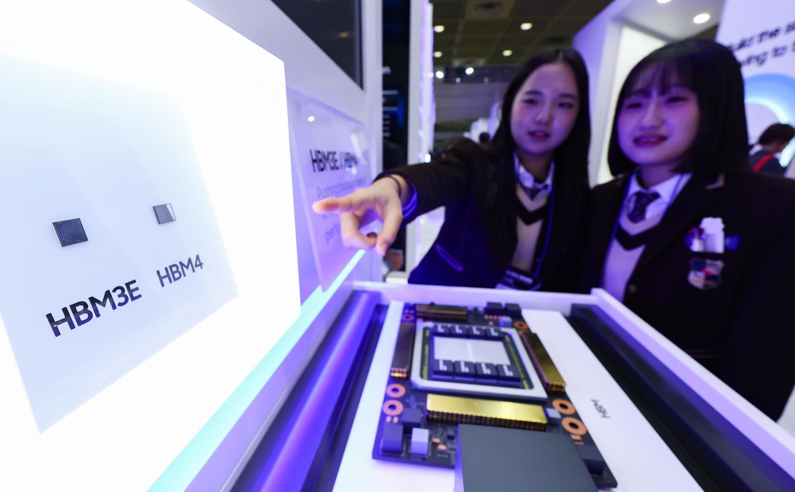 지난해 10월 22일 서울 강남구 코엑스에서 개막한 제27회 반도체대전을 찾은 관람객이 삼성전자의 HBM4를 둘러보고 있다. 2025.10.22 뉴시스