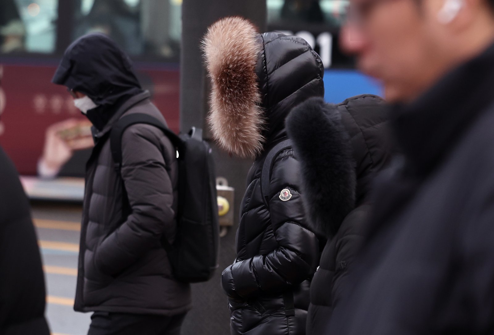 절기상 대한(大寒)을 하루 앞둔 19일 오전 서울 세종대로 광화문역 네거리에서 시민들이 발걸음을 옮기고 있다. 2026.1.19 뉴스1