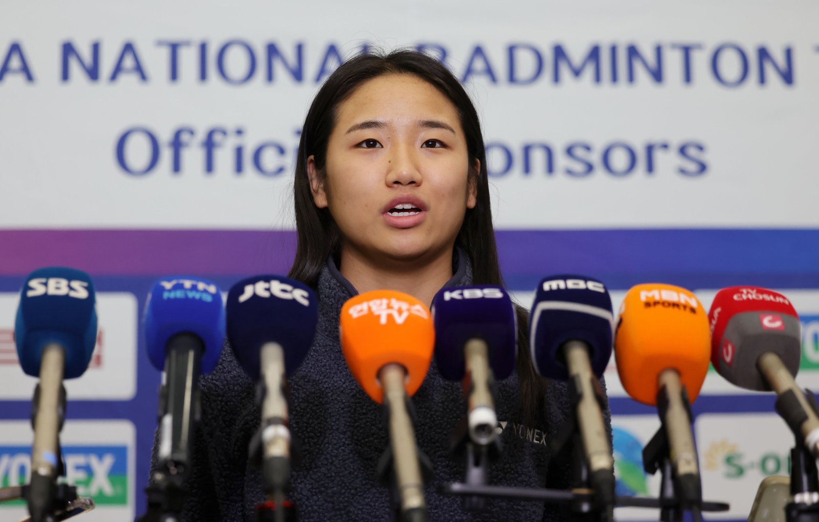 세계배드민턴연맹(BWF) 월드투어 인도 오픈(수퍼 750)에서 우승한 안세영이 19일 인천국제공항 제1터미널로 귀국해 취재진 질문에 답하고 있다. 2026.01.19. [인천공항=뉴시스]