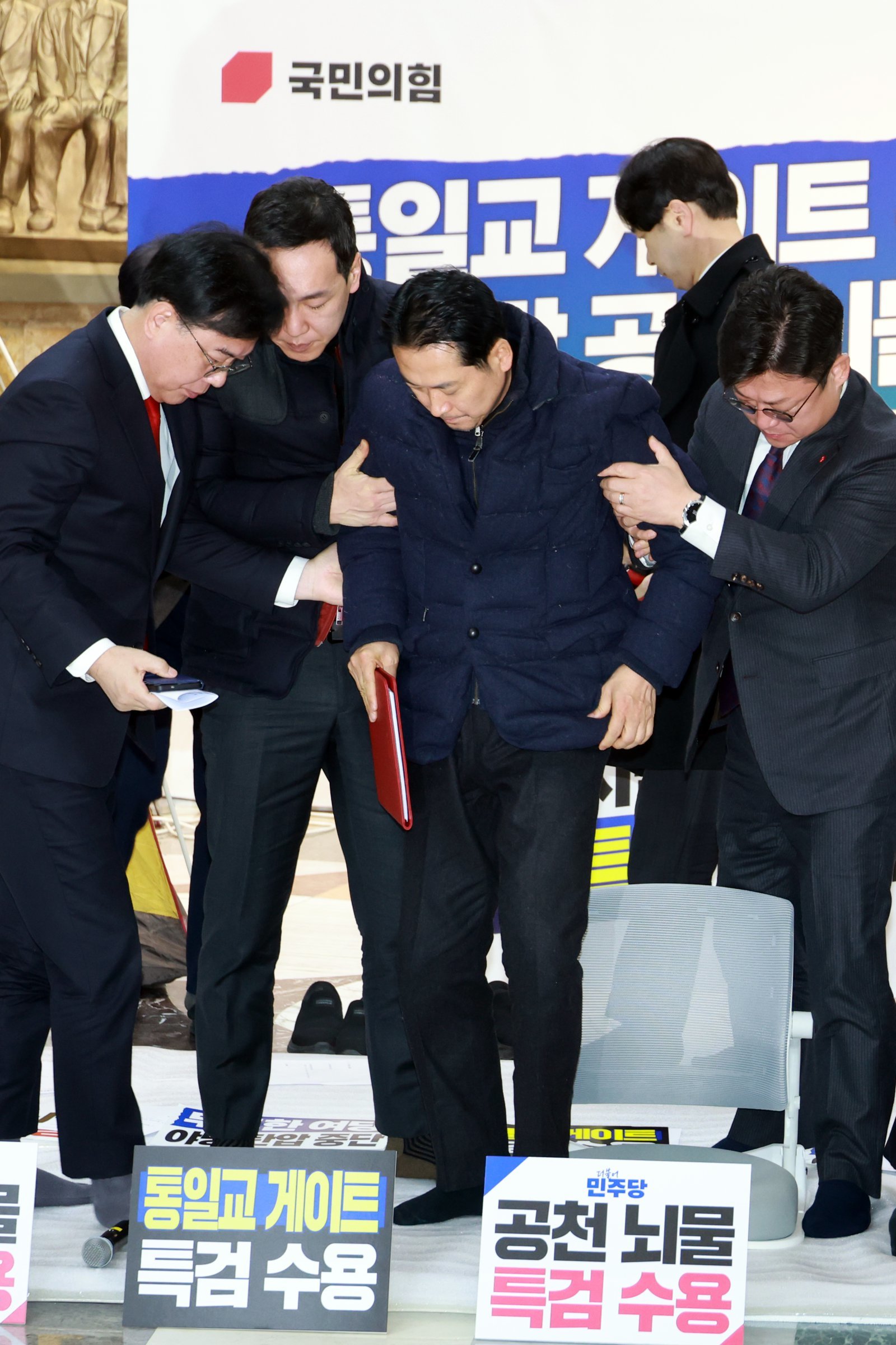 닷새째 단식농성 중인 장동혁 국민의힘 대표가 19일 서울 여의도 국회 로텐더홀에서 열린 최고위원회의를 마치고 최고위원 등에게 부축을 받으며 일어나고 있다. 2026.01.19. 뉴시스