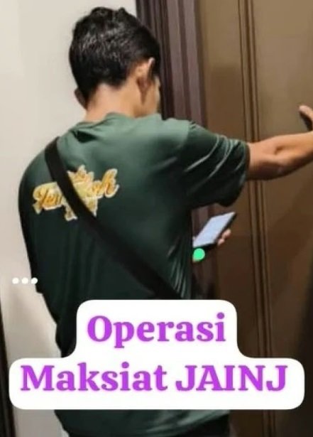 18일 종교 단속관이 호텔 문을 두드리고 있는 장면. 조호르 이슬람 종교부(JAINJ)가 게시한 영상 캡처(사진: 페이스북/Lampu suluh Benteras Maksiat JAINJ)