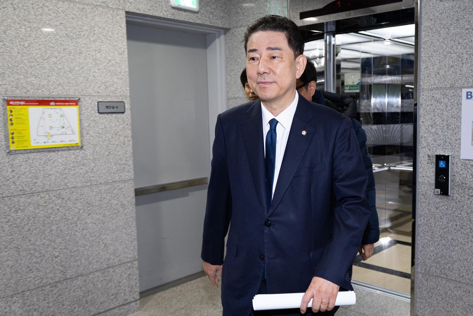 김병기 더불어민주당 의원이 19일 서울 여의도 국회 소통관에서 당 윤리심판원의 제명 결정에 대한 입장을 밝히는 기자회견을 마치고 지하주차장으로 이동하고 있다. ⓒ News1