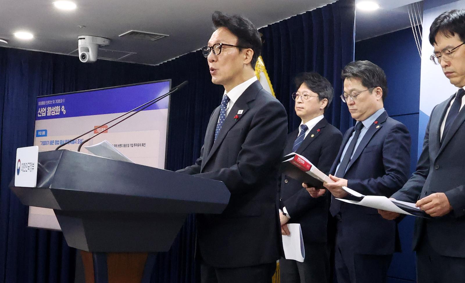 김민석 국무총리가 16일 오전 서울 종로구 정부서울청사에서 행정통합 인센티브 발표 관련 브리핑을 하고 있다. 2026.01.16. 뉴시스