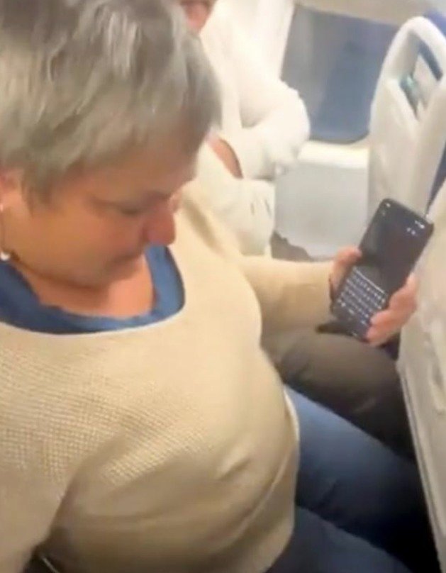 캐나다 저가항공사인 웨스트젯 여객기에서 승객이 지나치게 좁은 좌석으로 인해 불편해하는 모습. (출처=엑스(X))