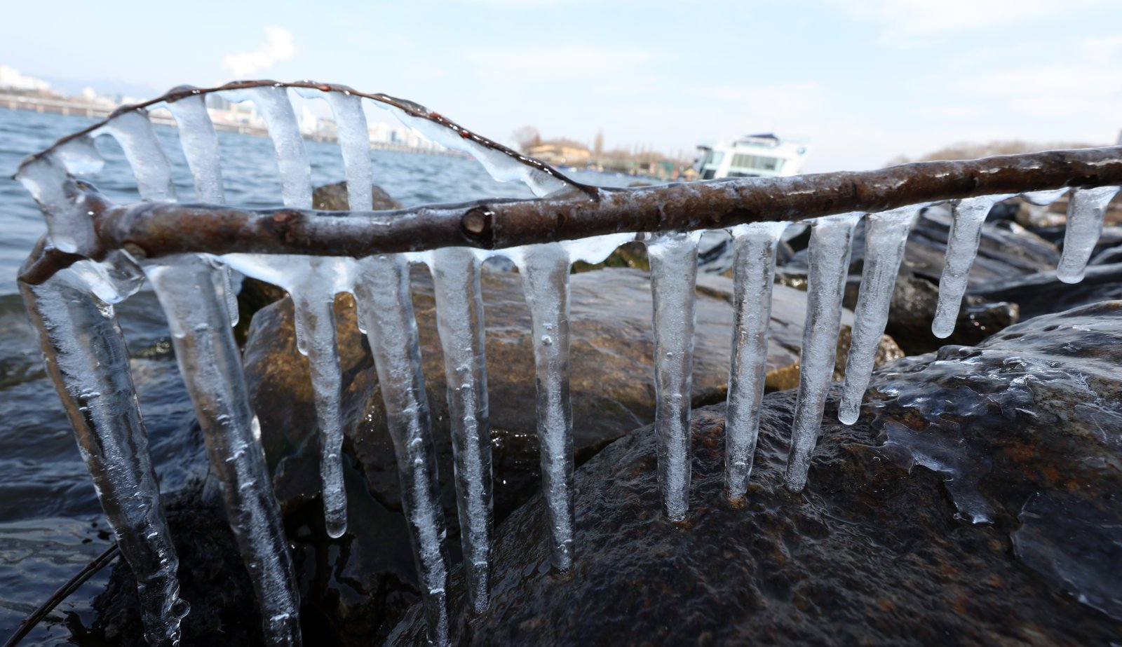 영하권의 낮 기온을 보인 19일 서울시 영등포구 한강변에 고드름이 열려 있다 한편 기상청은 대한인 20일 서울 기온이 영하 13도까지 곤두박질해 올겨울 들어 가장 낮은 기온을 보이는 등 이번 주 내내 긴 한파가 이어질 것으로 예보했다. 2026.1.19/뉴스1