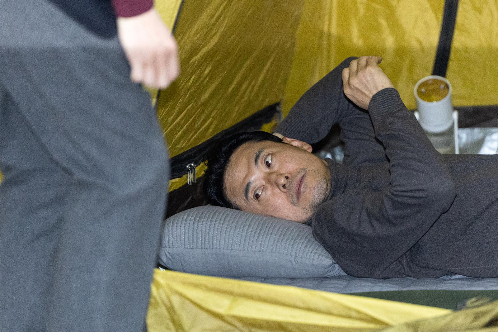 장동혁 국민의힘 대표가 지난 18일 서울 여의도 국회 로텐더홀에 자리한 텐트에 누워있다. 2026.1.18/뉴스1