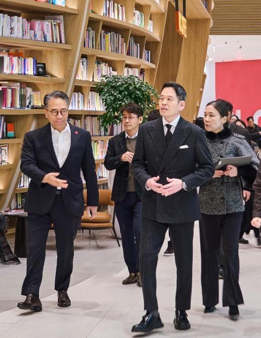 정용진 신세계그룹 회장(오른쪽에서 두 번째)이 16일 현장 경영의 일환으로 경기 파주시 ‘스타필드 빌리지 운정’을 방문했다. 신세계그룹 제공
