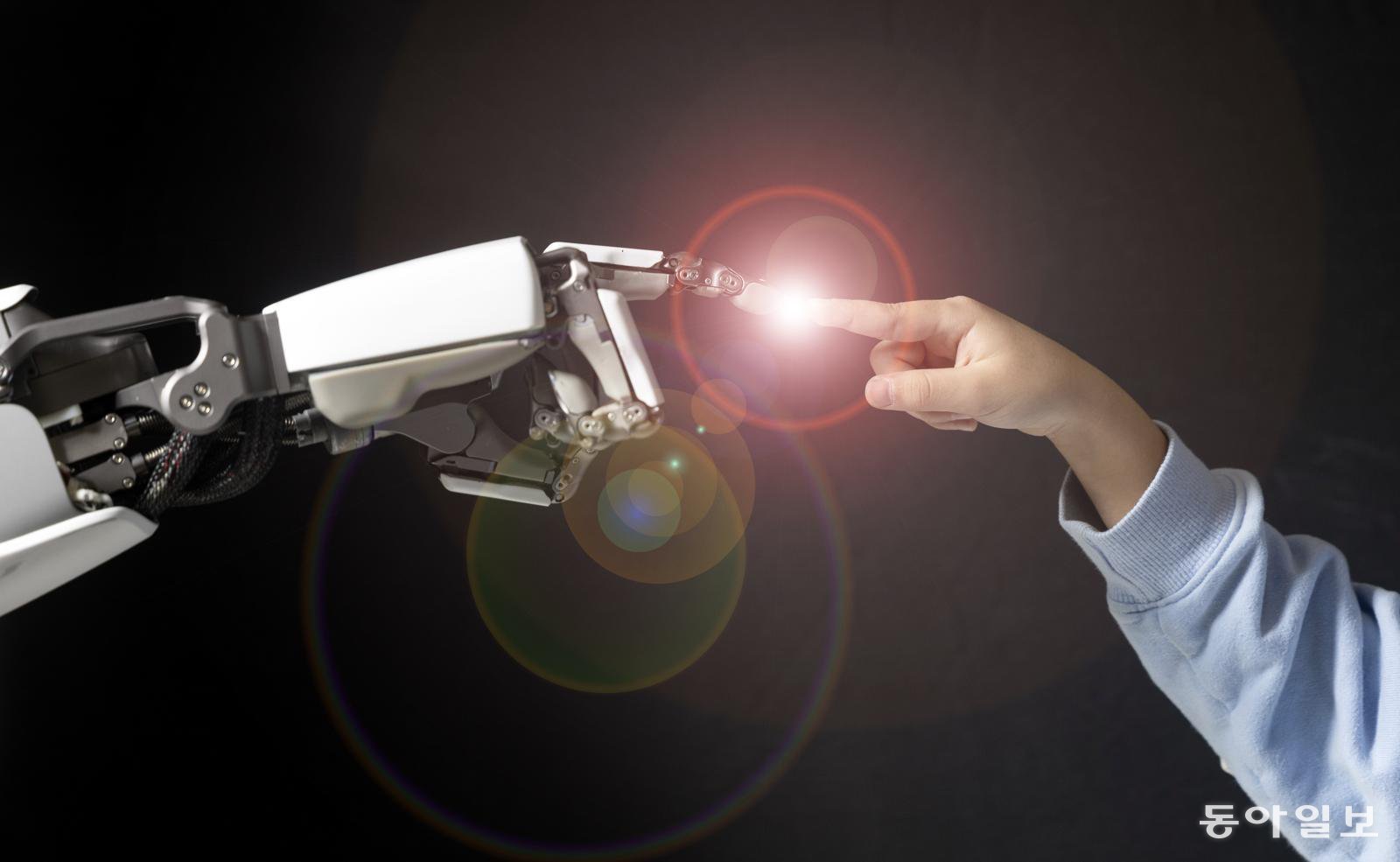 위로보틱스의 휴머노이드 로봇 ‘알렉스(ALLEX)’와 한 아이가 손가락을 맞대고 있는 모습. 동아일보DB