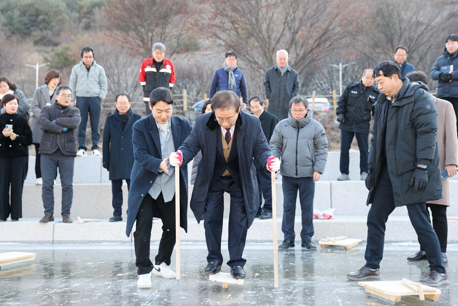 ‘그리운 그 시절 그 놀이’를 주제로 올해 처음 열리는 단양 겨울놀이 축제는 어릴 적 추억과 재미를 한껏 선사할 프로그램이 다채롭게 펼쳐질 예정이다. 사진은 행사장 점검을 나온 김문근 단양군수가 외발썰매를 타 보는 모습. 단양군 제공