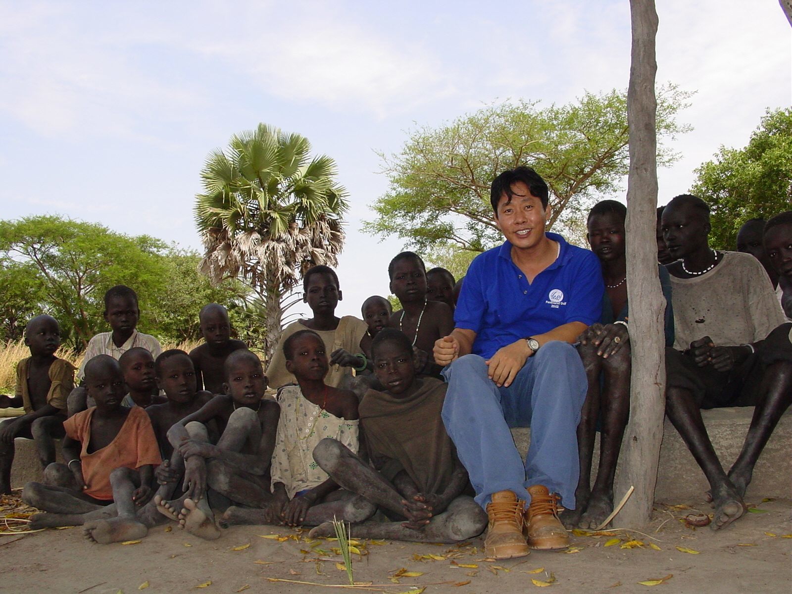 고 이태석 신부가 생전에 남수단 톤즈에서 봉사활동을 하던 당시 현지 학생들과 즐거운 한때를 보내던 모습. 〈수단어린이장학회 제공〉