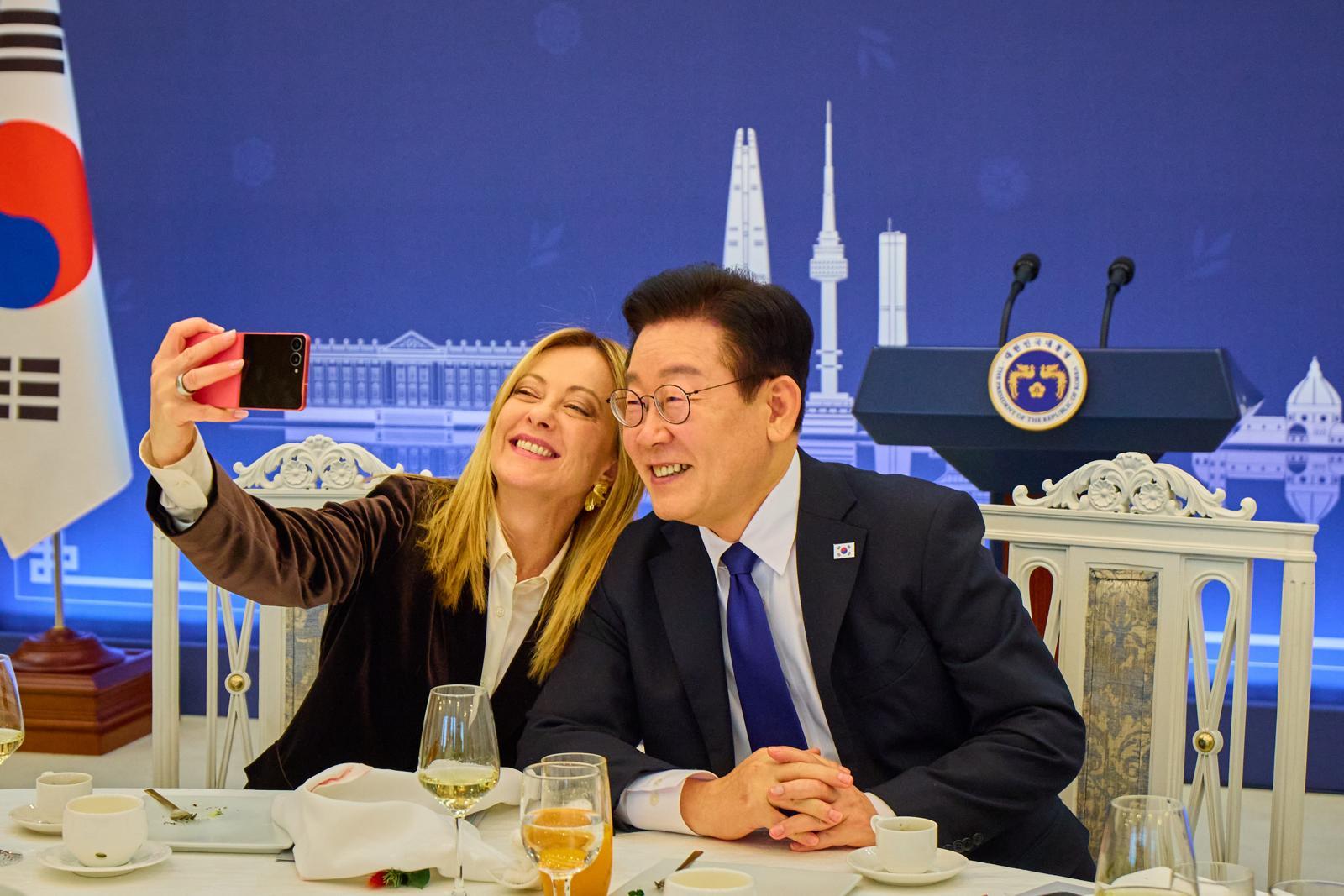 李-멜로니 伊총리 정상회담, 셀카로 연출한 청와대 ‘밀착 외교’