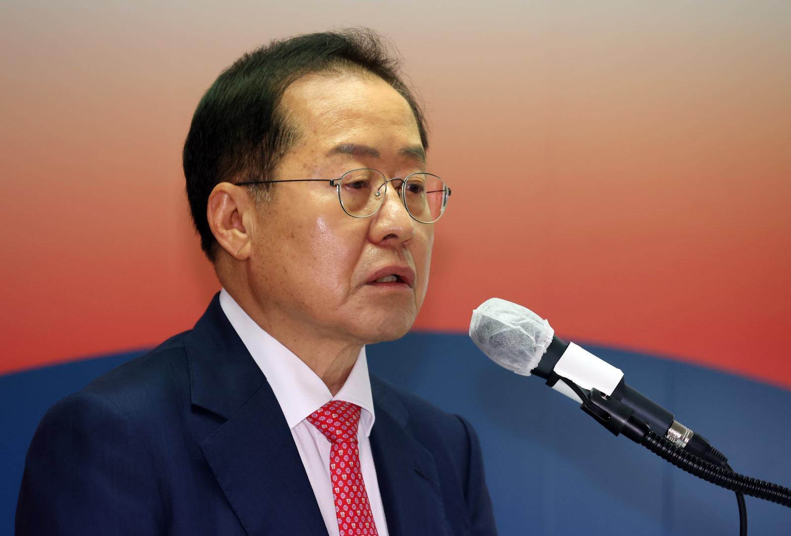 [서울=뉴시스] 고승민 기자 = 홍준표 국민의힘 대선 경선 후보가 18일 서울 여의도 캠프 사무실에서 사회·교육·문화 분야 공약 기자회견을 하고 있다. 2025.04.18.