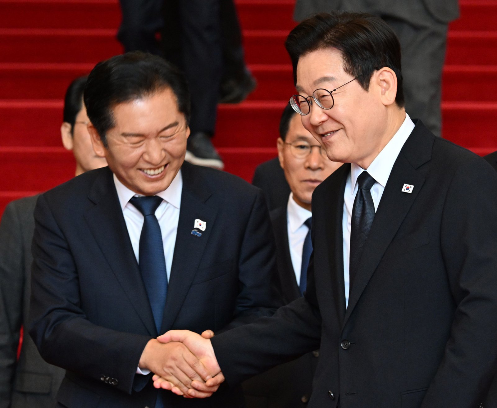 이재명 대통령이 지난해 11월 4일 2026년도 정부 예산안 시정연설을 마친 후 정청래 더불어민주당 대표와 악수하고 있다. 2025.11.4. 대통령실사진기자단