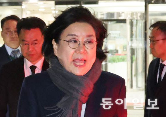이혜훈 기획예산처 장관 후보자가 19일 오후 9시 20분경 취재진의 질문을 받으며 국회를 나서고 있다. 장승윤 기자 tomato99@donga.com