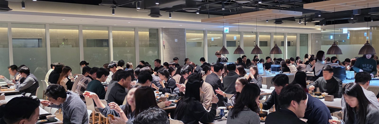 현대백화점 직원들이 6일 서울 강남구 본사 구내 식당에서 특별 메뉴로 제공된 ‘AI 깐부 콜라보 세트’를 먹고 있다. 현대그린푸드 제공