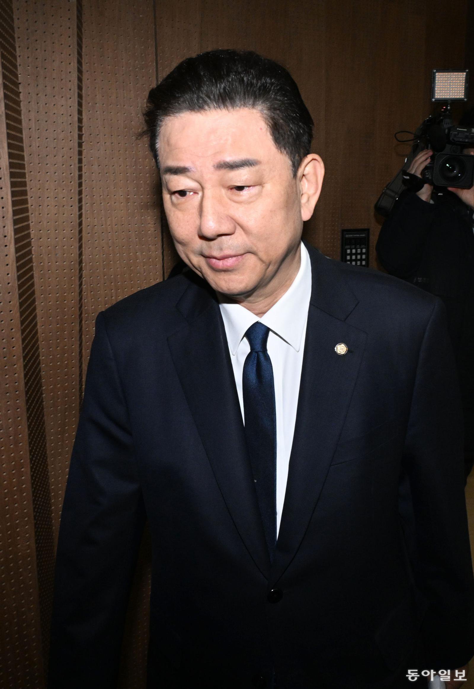 더불어민주당 김병기 의원이 19일 서울 여의도 국회 소통관에서 윤리심판원의 제명 처분 결정 등 그간의 심경에 관한 입장을 밝히고 퇴장하고 있다. 사진공동취재단 장승윤 기자  tomato99@donga.com