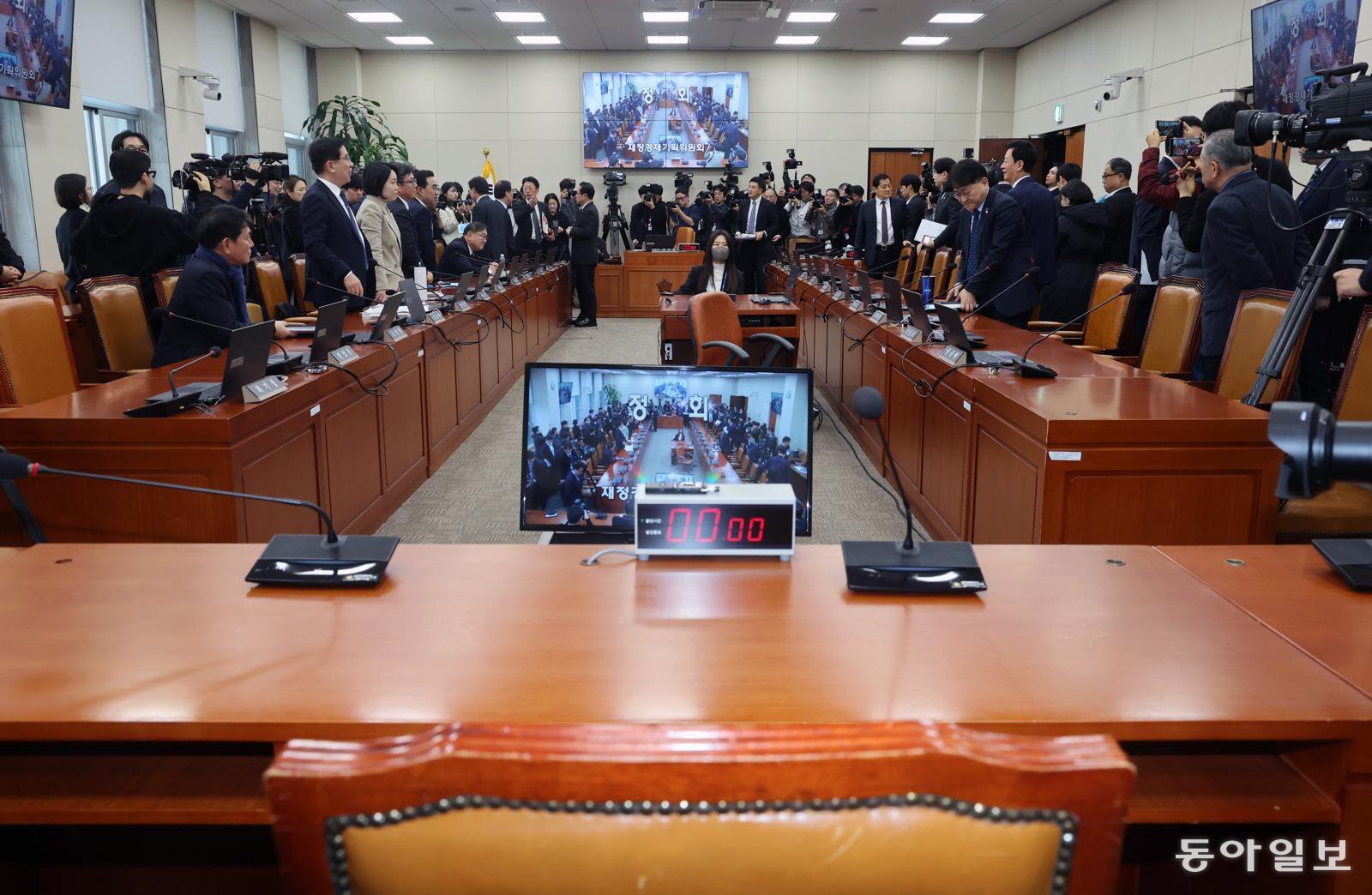 청문회장에 들어서지 못한 이혜훈
수십억 원대 서울 강남 아파트 부정 청약 및 보좌진 갑질 의혹 등을 받고 있는 이혜훈 기획예산처 장관 후보자 인사청문회가 19일 파행됐다. 이날 전체회의에선 이 후보자 인사청문안이 ‘자료 제출 미비’를 이유로 상정되지 않아 이 후보자는 회의장에 참석하지 못했다. 이 후보자 자리가 비워진 채로 여야가 공방을 벌이고 있다. 장승윤 기자 tomato99@donga.com