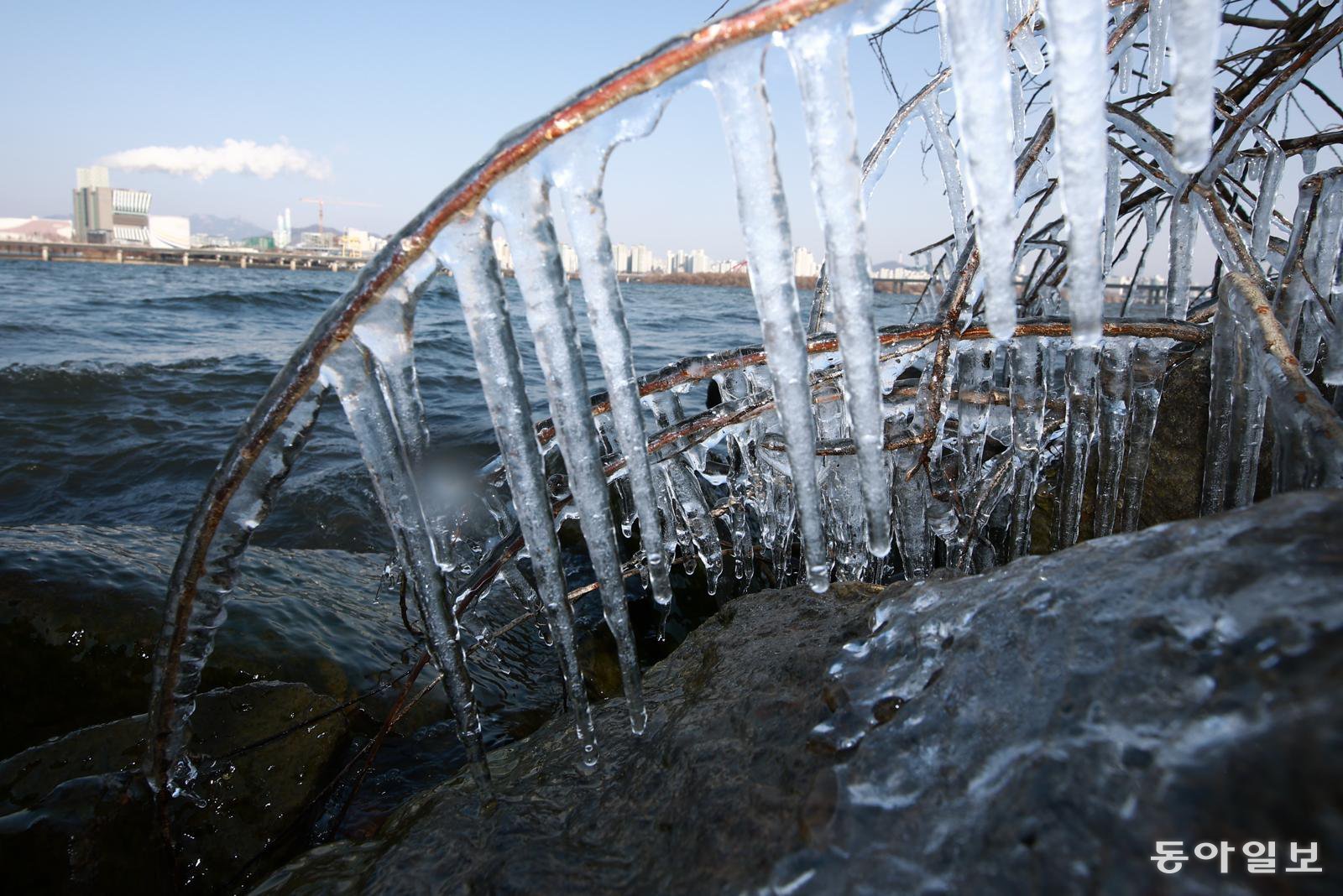 꽁꽁 고드름 맺힌 한강
19일 서울 영등포구 여의도 한강 선착장에 고드름이 달려 있다. 이날 오후 9시 서울을 비롯한 전국 내륙을 중심으로 한파특보가 발효됐다. 절기상 ‘대한(大寒)’인 20일은 전국의 아침 최저기온이 영하 17도∼영하 2도로 떨어지며 올겨울 최강 추위가 한반도를 강타할 것으로 예상된다. 송은석 기자 silverstone@donga.com