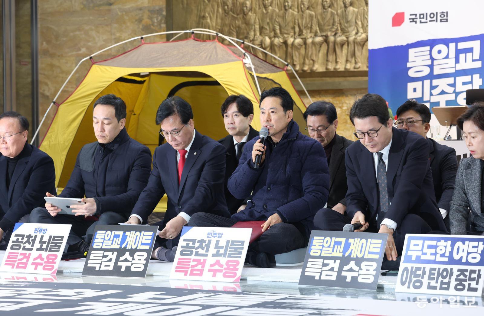 국회 로텐더홀서 최고위 열어
국민의힘이 19일 통일교·공천 헌금 ‘쌍특검’을 요구하며 단식에 돌입한 장동혁 대표의 단식 농성장이 있는 국회 본청 로텐더홀에서 최고위원회의를 열었다. 앞줄 왼쪽부터 김재원 김민수 최고위원, 송언석 원내대표, 장 대표, 신동욱 양향자 최고위원. 장승윤 기자 tomato99@donga.com