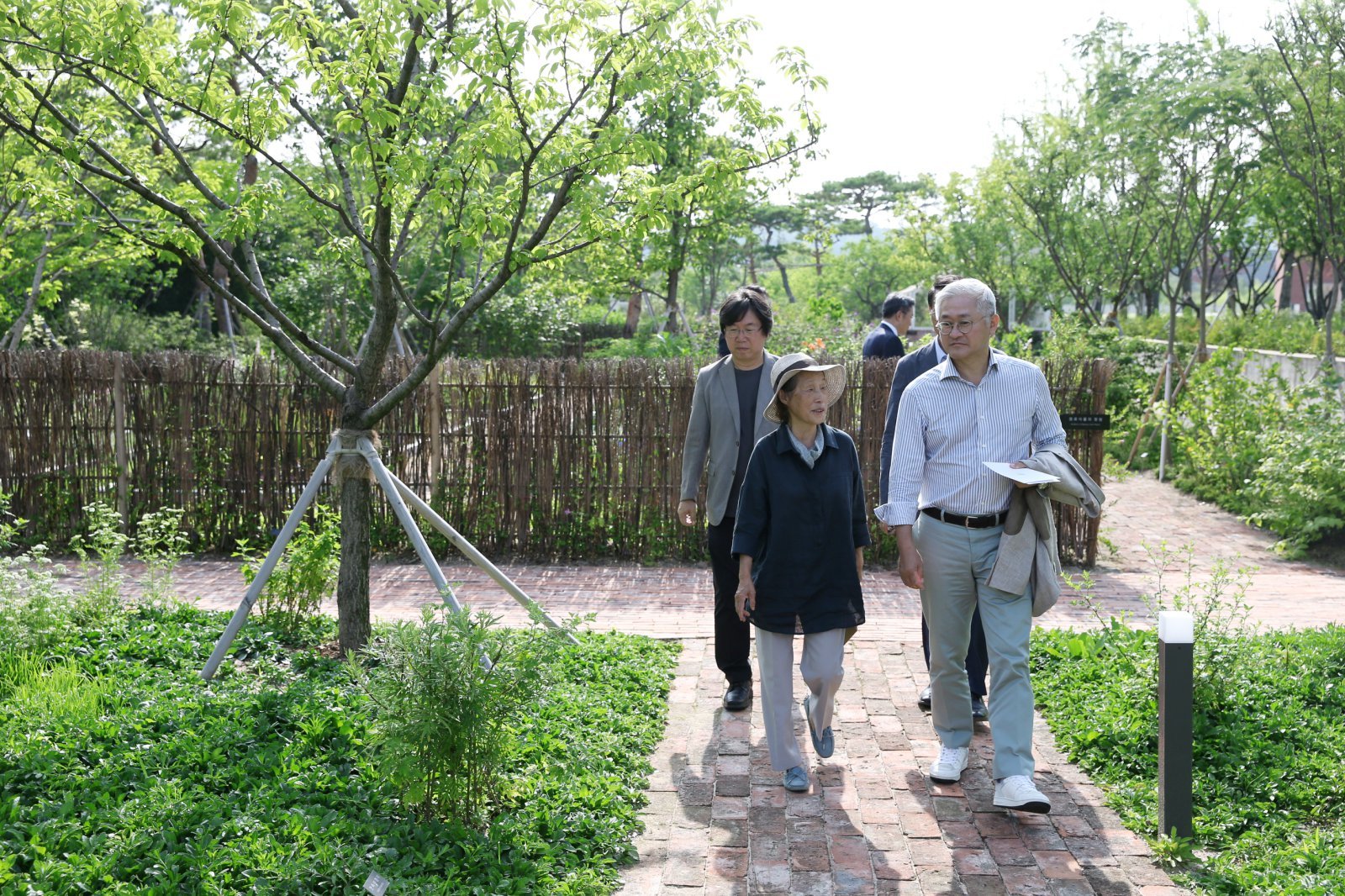 서경배 아모레퍼시픽그룹 회장(앞줄 오른쪽)이  정영선 조경가와 함께 경기 오산 아모레퍼시픽 원료식물원을 둘러보고 있다. 아모레퍼시픽 제공