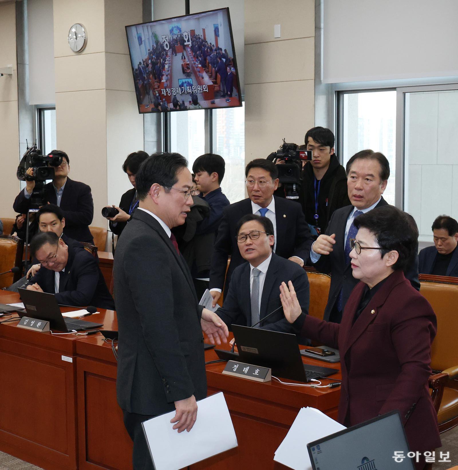 재경위 與간사, 청문회 안열리자 항의 국회 재정경제기획위원회가 19일 전체회의를 열었지만 여야 공방 끝에 이혜훈 기획예산처 장관 후보자 인사청문회가 열리지 못했다. 국민의힘 소속 임이자 재경위원장(앞줄 오른쪽)과 야당 간사인 박수영 의원(앞줄 왼쪽)이 대화를 나누는 가운데 여당 간사인 더불어민주당 정태호 의원(임 위원장 뒤)이 항의하고 있다. 이훈구 기자 ufo@donga.com