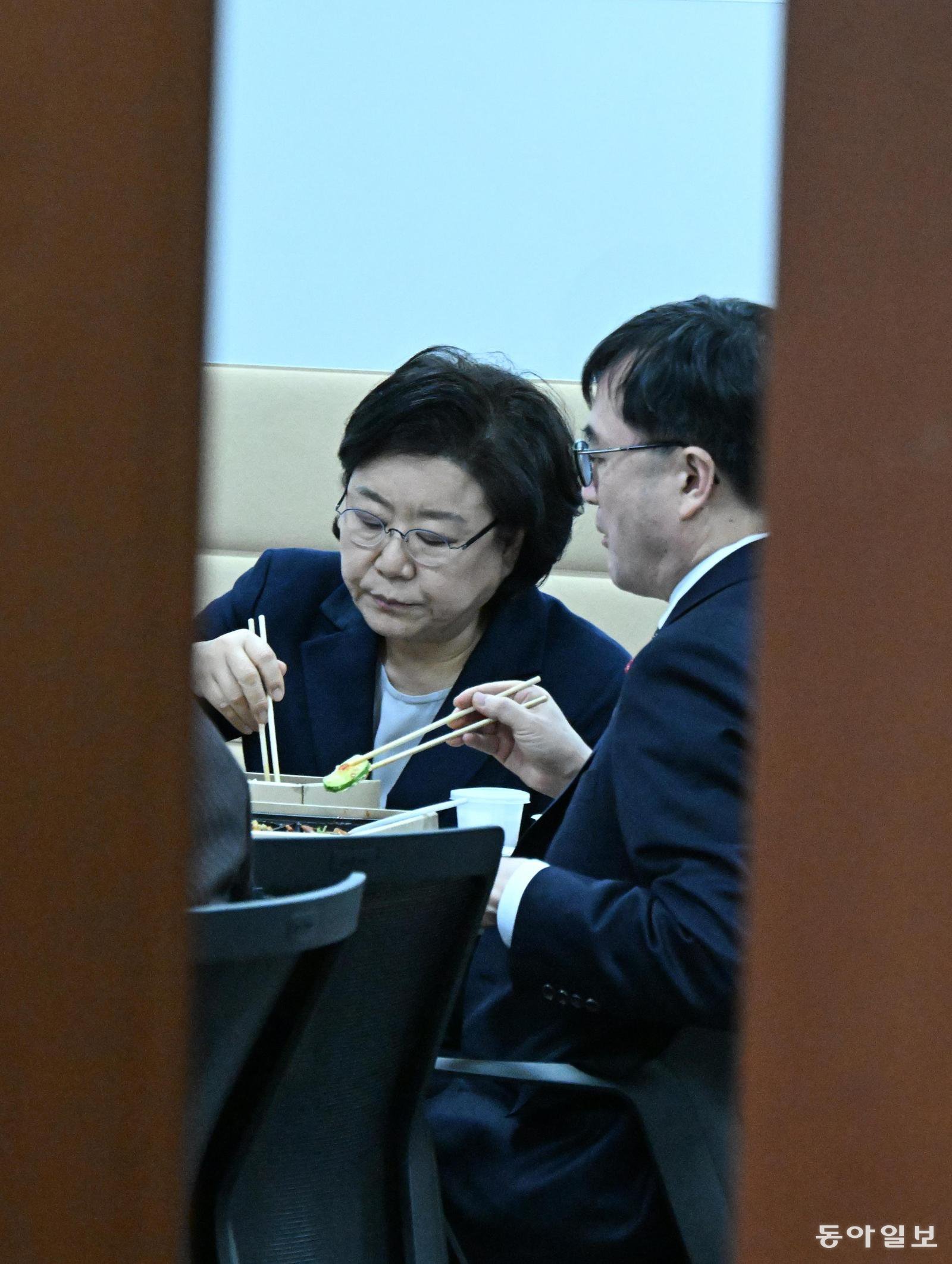 이 후보자가 서울 여의도 국회 내에서 도시락을 먹고 있는 모습. 장승윤 기자 tomato99@donga.com