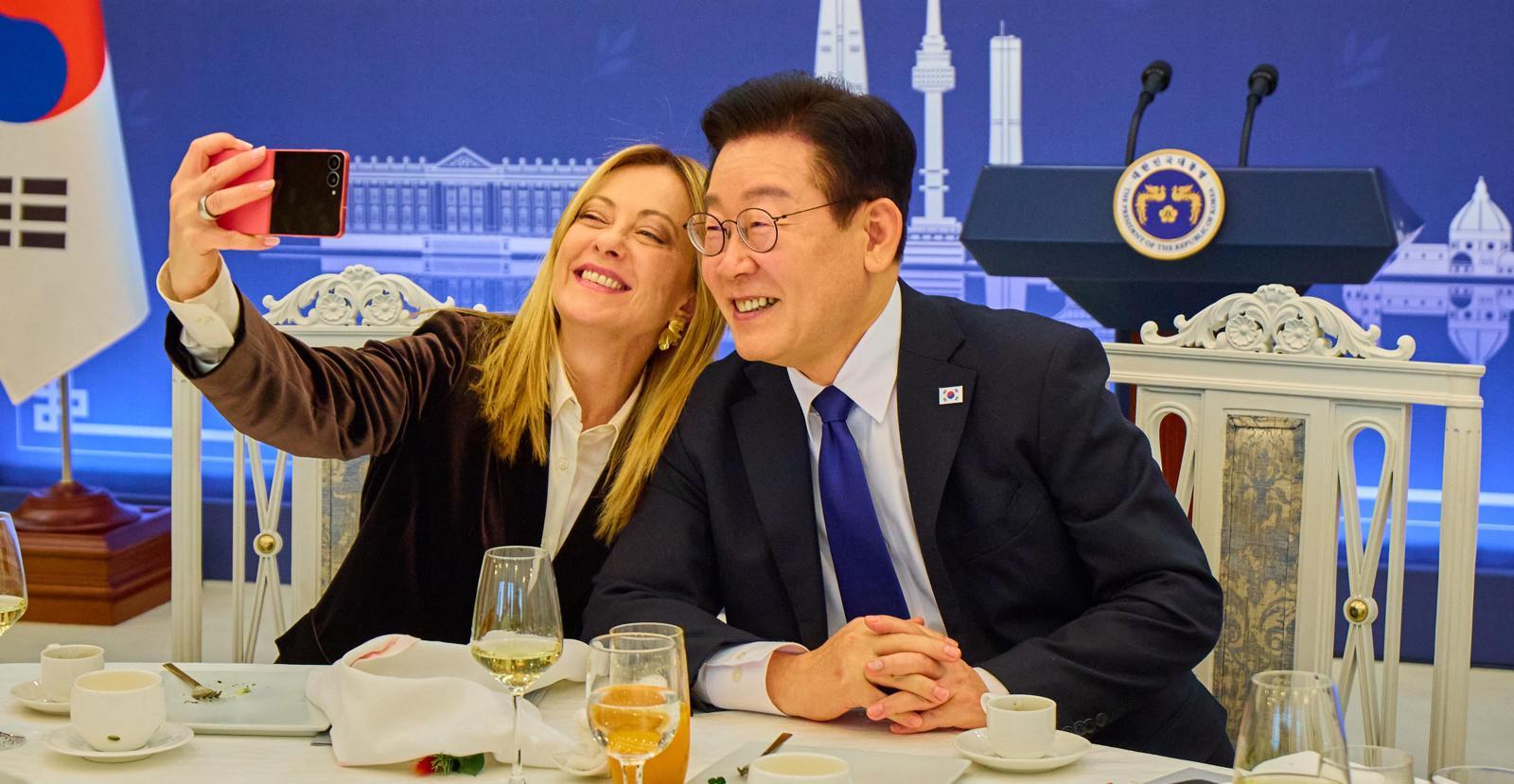 이재명 대통령이 선물한 삼성전자 ‘갤럭시 Z 플립 7’으로 조르자 멜로니 이탈리아 총리가 이 대통령과 함께 셀카를 찍고 있다. 19일 정상회담에선 이 대통령이 “양국 간 관계의 잠재력에는 한계가 없다고 느껴질 정도”라며 협력 확대를 제안하자 멜로니 총리는 “양국에서 무한한 가능성을 가지고 발전시킬 수 있는 분야가 어떤 분야인지 더 탐색해야 한다”고 화답했다. 청와대 제공