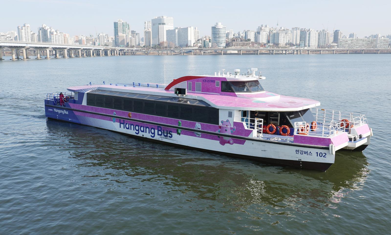 한강버스가 서울 영등포구 여의도선착장에 들어서고 있다. 2025.12.12 서울=뉴시스