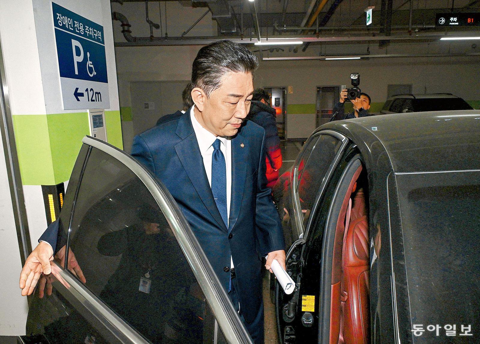 더불어민주당 김병기 전 원내대표가 19일 “제명한다면 최고위원 결정으로 종결하는 방안을 생각해 달라”는 국회 소통관 기자회견을 마친 후 차량에 탑승하고 있다. 당 지도부가 “탈당하지 않고 제명 의결 의총을 피할 방법이 없다”고 설명하자 김 전 원내대표는 기자회견 3시간 35분 만에 자진 탈당했다. 장승윤 기자 tomato99@donga.com