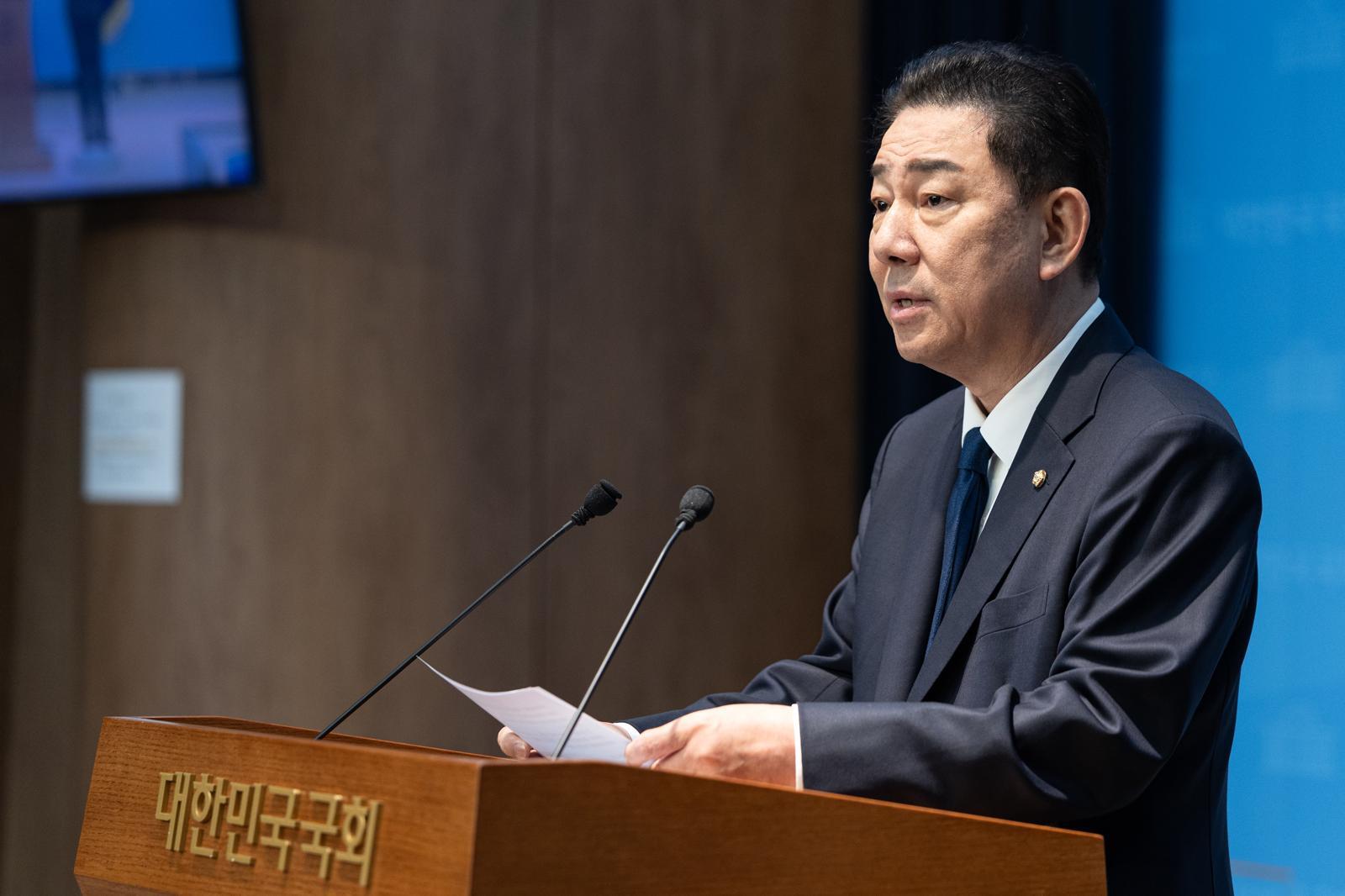 김병기 더불어민주당 의원이 19일 서울 여의도 국회 소통관에서 당 윤리심판원의 제명 결정에 대한 입장을 밝히는 기자회견을 하고 있다. 2026.1.19 뉴스1