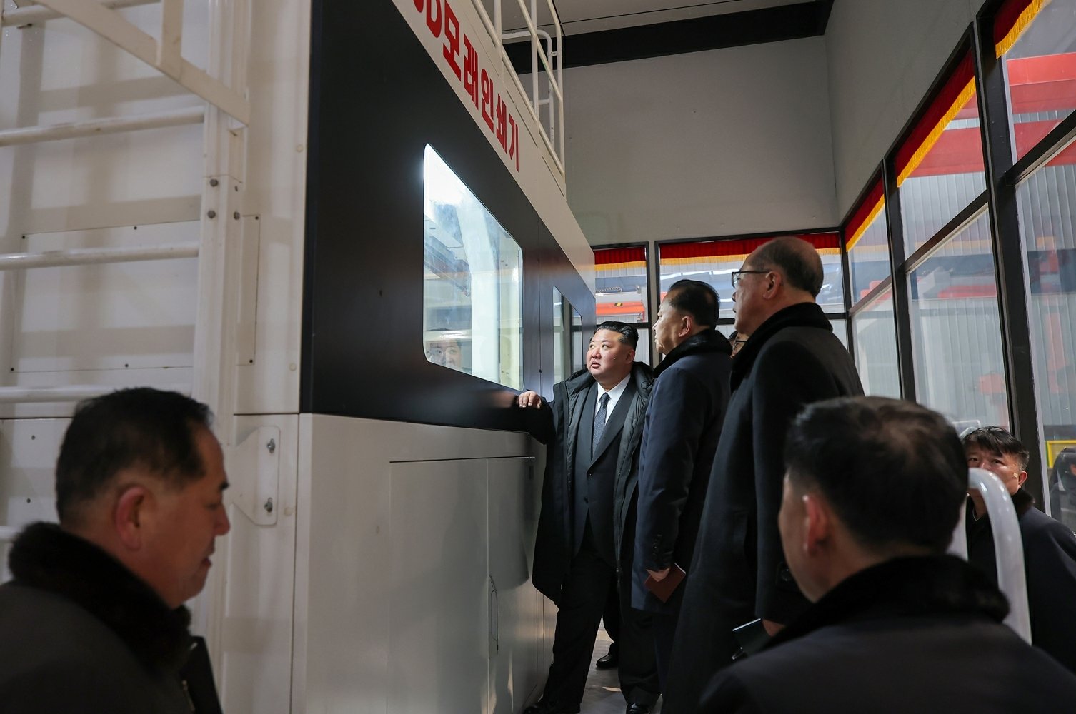 북한 노동당 기관지 노동신문은 20일 “룡성기계연합기업소 1단계 개건(리모델링) 현대화 대상 준공식이 1월19일 진행됐다”며 “경애하는 김정은 동지께서 준공식에 참석하시였다”고 보도했다.     (평양 노동신문=뉴스1)