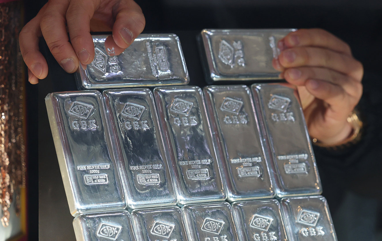 안전자산 수요로 금·은 시세가 급등하는 가운데 7일 서울 종로구의 한 귀금속 매장에 실버바가 진열돼 있다. 2026.1.7/뉴스1