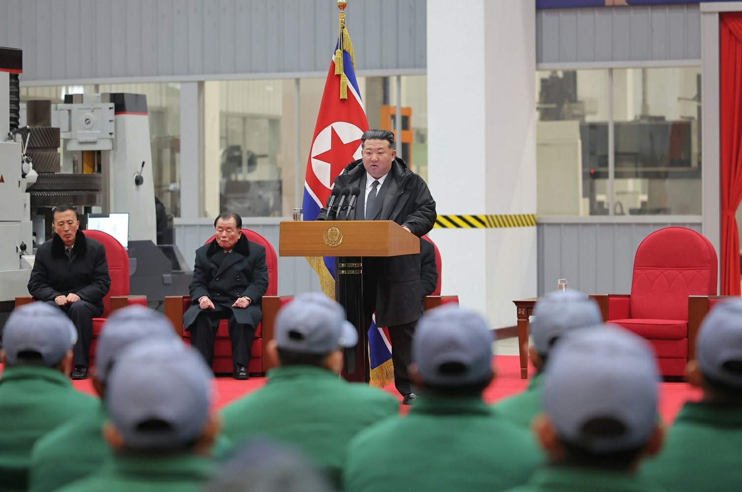 북한 노동당 기관지 노동신문은 20일 “룡성기계련합기업소 １단계 개건(리모델링) 현대화대상 준공식이 1월19일 진행됐다”며 “조선로동당 총비서이시며 조선민주주의인민공화국 국무위원장이신 경애하는 김정은 동지께서 준공식에 참석하시였다”고 보도했다. 평양 노동신문=뉴스1