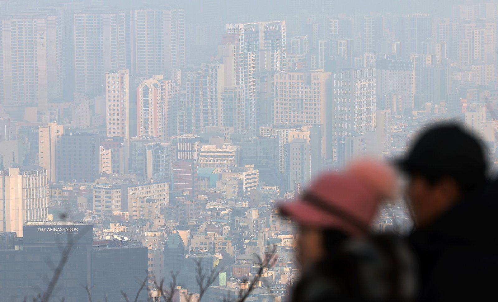 지난해 서울 아파트값이 9% 가까이 뛰면서 19년 만에 최고치를 기록했다. 연립·단독 주택을 포함한 집값 상승 폭은 17년 만에 가장 높았다. 지방을 포함한 전국의 집값 상승 폭은 4년 만에 가장 높은 수준이었다. 15일 한국부동산원이 발표한 ‘2025년 12월 전국 주택가격 동향조사’ 결과에 따르면 서울의 아파트 매매가격지수는 전월 대비 0.87% 상승했다. 지난해 누적 상승률로는 8.98%였다.  사진은 서울 중구 남산에서 바라본 서울 시내 아파트 단지 모습. 2026.01.15. 서울=뉴시스