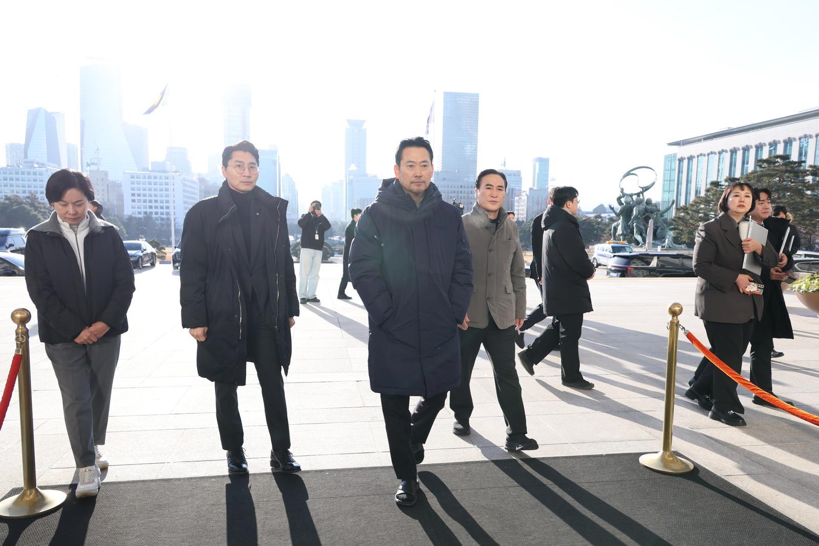 단식 농성 중인 장동혁 국민의힘 대표가 20일 서울 여의도 국회에서 산책을 하고 있다. 2026.1.20/뉴스1