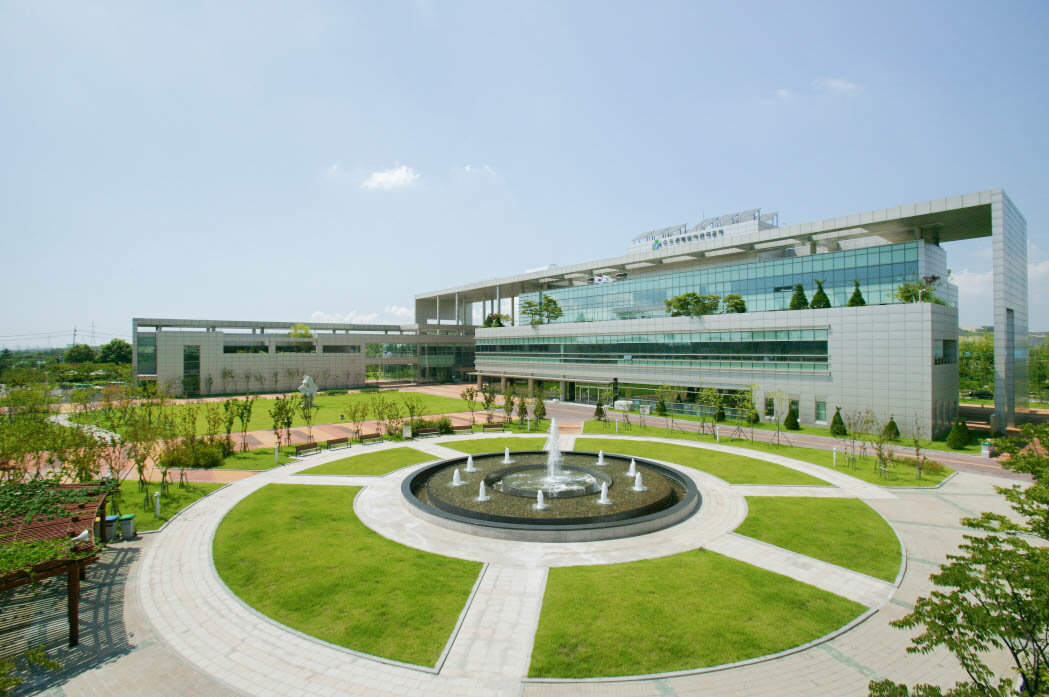 최근 인천에 있는 정부 산하 기관장들의 발언이 잇따라 논란이 되면서 지역사회가 거세게 반발하고 있다. 사진은 인천 서구에 있는 수도권매립지관리공사 청사 전경. 수도권매립지관리공사 제공