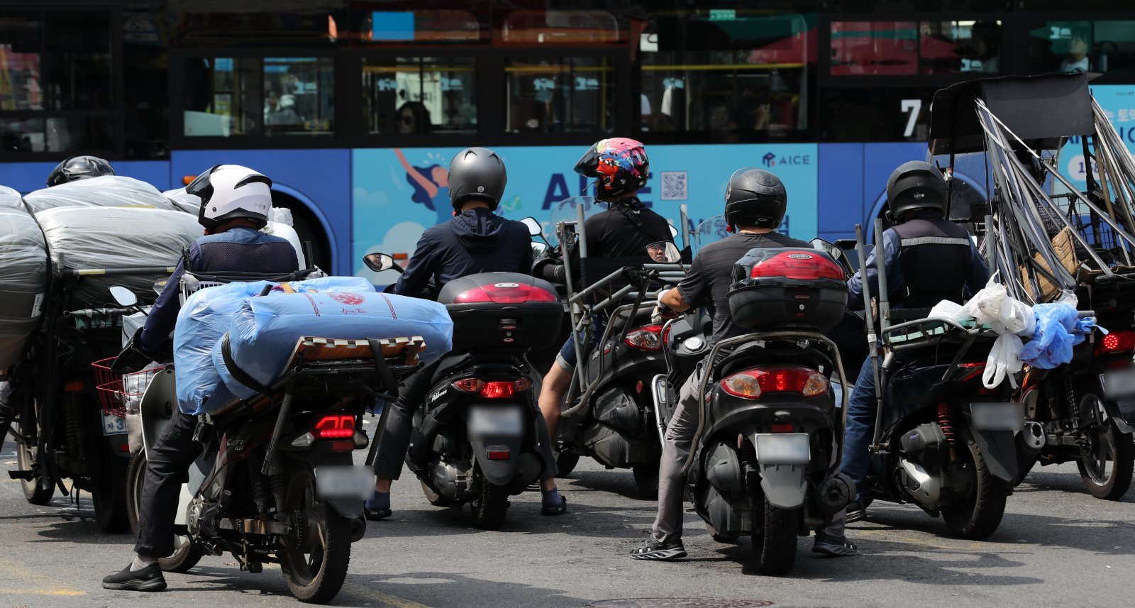 지난 26일 민주노총 서비스연맹이 발표한 ‘임금 불안정 실태조사’에 따르면 택배기사, 배달라이더 등 특수고용노동자는 일반 취업자보다 일주일에 약 7시간 더 일한다는 조사 결과가 나왔다. 특수고용노동자는 회사와 근로계약이 아니라 독립사업자(자영업자)로서 계약을 맺는 근로자를 말한다. 27일 오전 서울 시내에서 배달 노동자들이 신호를 기다리고 있다. 2023.06.27. [서울=뉴시스]