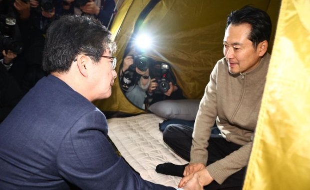 유승민 전 의원이 20일 오전 서울 여의도 국회 로텐더홀에서 단식농성중인 장동혁 국민의힘 대표를 찾아 격려하고 있다. 2026.01.20. 뉴시스