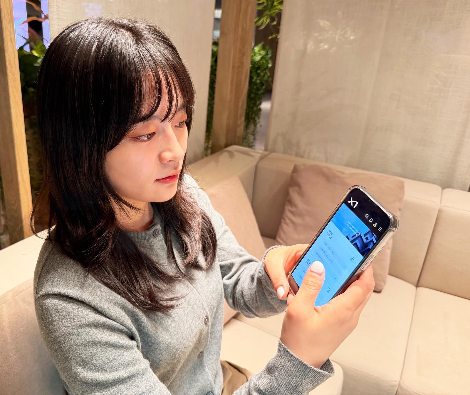 계약고객 통합서비스 앱 ‘My 자이’를 시연하고 있는 모습. GS건설