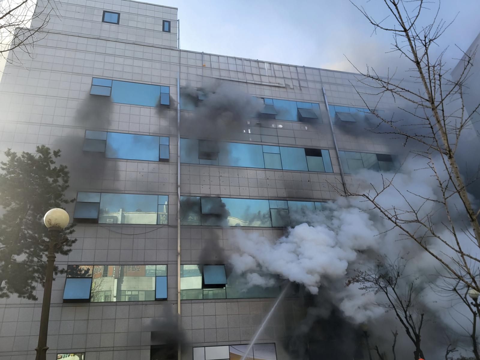 20일 오전 8시 57분 경기 부천시 원미구 중동 KB국민은행 신중동역종합금융센터에서 불이 나 소방 당국이 대응 1단계를 발령하고 진화 작업을 벌이고 있다. (경기도소방재난본부 제공)