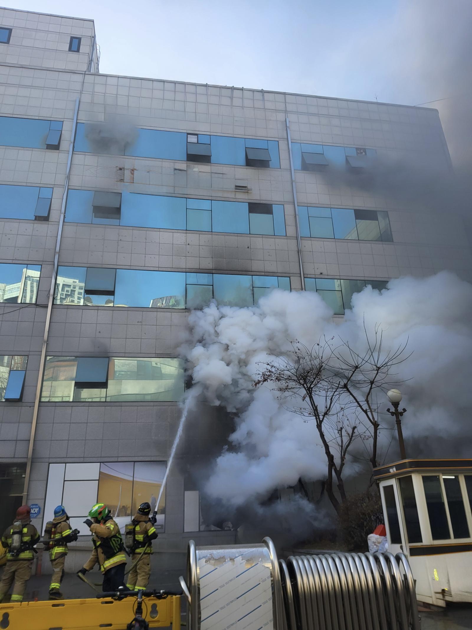 20일 오전 8시 57분 경기 부천시 원미구 중동 한 은행 건물에서 불이 나 소방 당국이 대응 1단계를 발령하고 진화 작업을 벌이고 있다. (경기도소방재난본부 제공) 2026.1.19