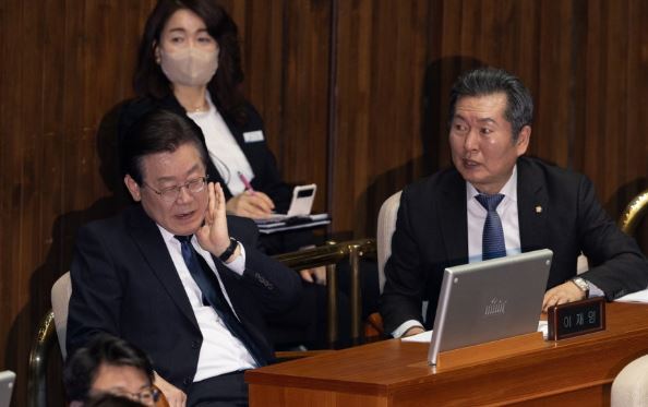 2023년 2월 27일 이재명 당시 더불어민주당 대표(왼쪽)와 정청래 당시 최고위원이 서울 여의도 국회에서 열린 제403회 국회(임시회) 제8차 본회의에서 대화를 하고 있다. 2023.2.27/뉴스1