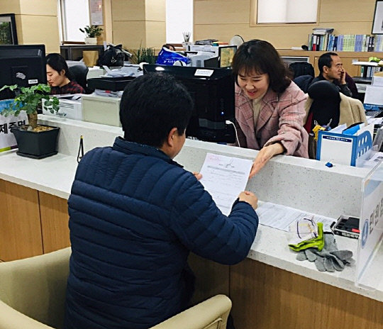 괴산군이 반등하는 인구 흐름에 따라 공공임대주택 조기 추진에 행정력을 집중하는 등 정주 여건 개선에 힘을 쏟고 있다. 사진은 전입신고 안내 모습. 괴산군 제공