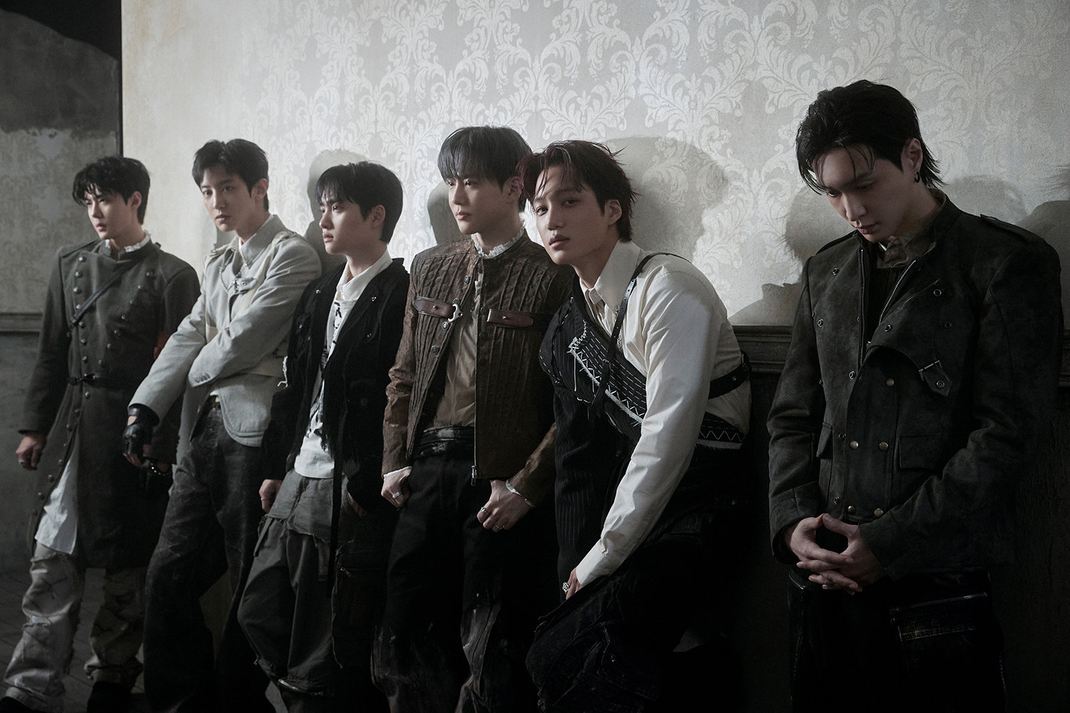 19일 정규 8집 ‘리버스(REVERXE)’로 컴백한 보이그룹 엑소의 타이틀곡 ‘크라운(Crown)’ 뮤직비디오의 한 장면. 강렬한 ‘SMP(SM Music Performance)’ 스타일의 노래로, 왕관을 머리에 쓰는 듯한 안무가 포인트다. 엑소 유튜브 캡처