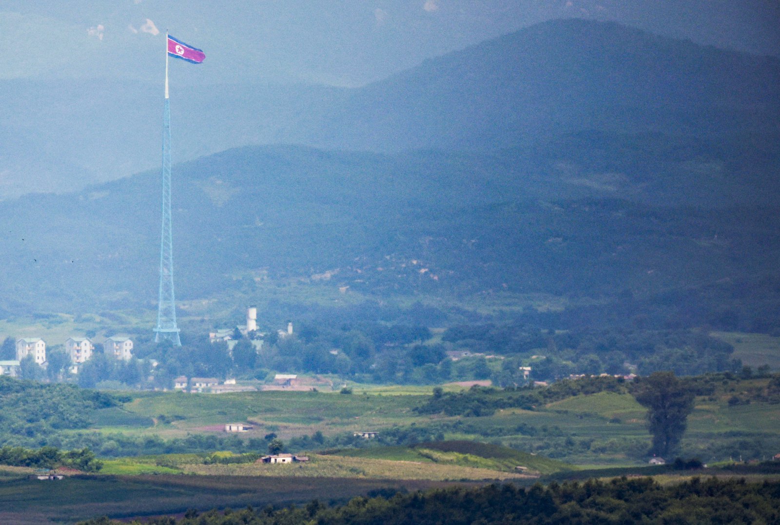 19일 경기 파주시 접경지역에서 바라본 북측 기정동 마을 인공기가 바람에 펄럭이고 있다.  김정은 북한 국무위원장은 한미 연합군사훈련인 ‘을지자유의방패’(UFS) 연습을 ‘전쟁도발’이라고 규정하고 핵무력 강화 의지를 재차 강조했다. 북한 노동당 기관지 노동신문은 김 위원장이 북한의 첫 번째 5000t급 구축함 ‘최현호’를 방문해 함의 무장체계 통합운영 시험과정과 구축함 해병들의 훈련 등을 점검했다고 보도했다. UFS 맞대응 차원에서 연습 첫 날 군사행보를 벌인 것으로 보인다.2025.08.19. [파주=뉴시스]